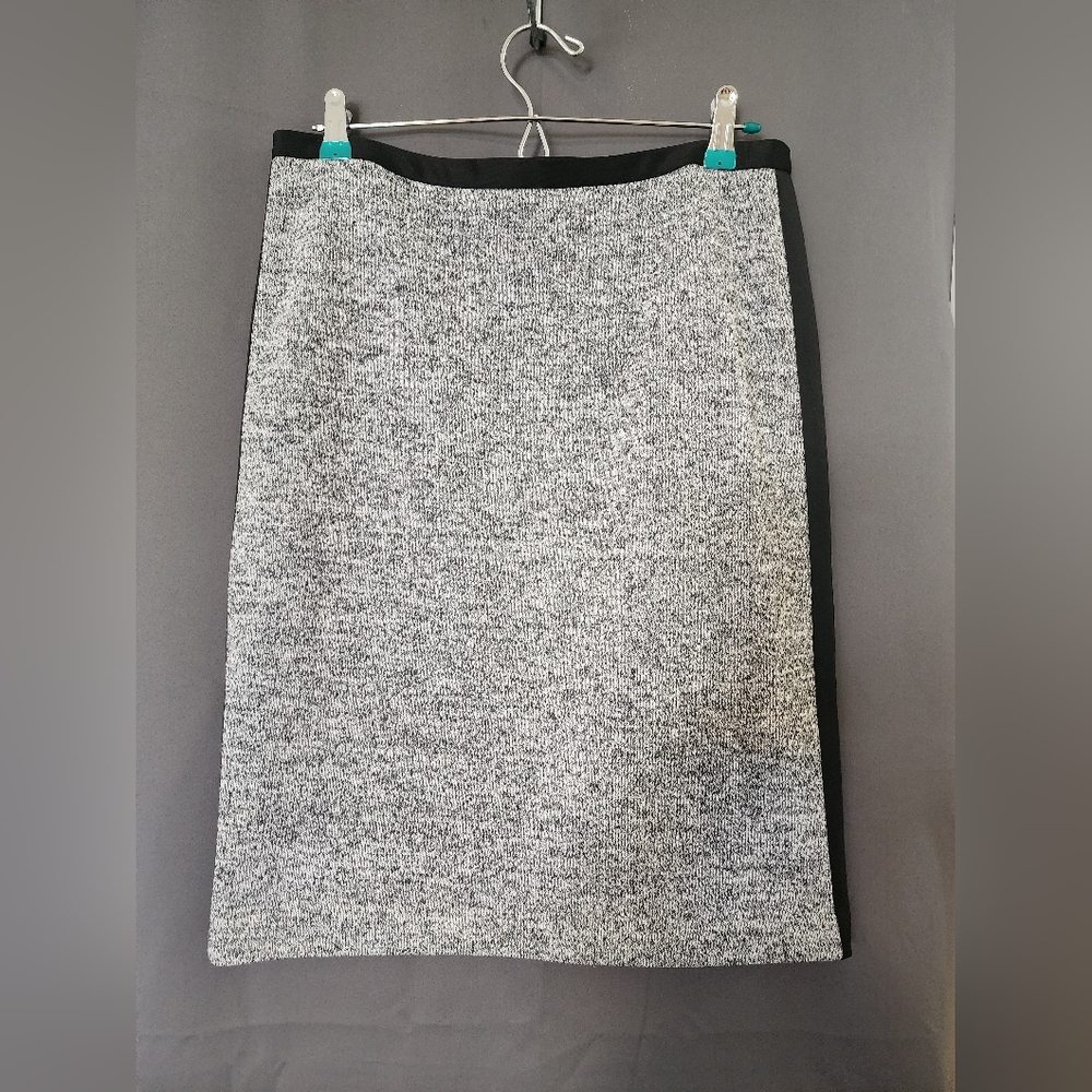 Calvin Klein Skirt, Women’s size 8 Gray and Black Calvin Klein Skirt